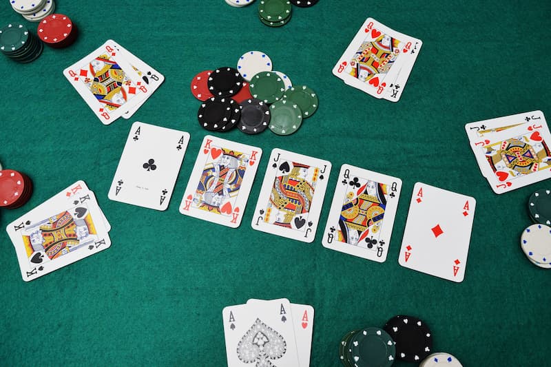 Một ván poker có 5 vòng chơi chính và có 2- 10 người tham gia 